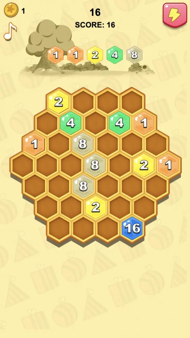 Bee Brilliant 37-cell honeycomb board with numbered pieces, a five-piece preview tray and SCORE and HIGHEST readouts